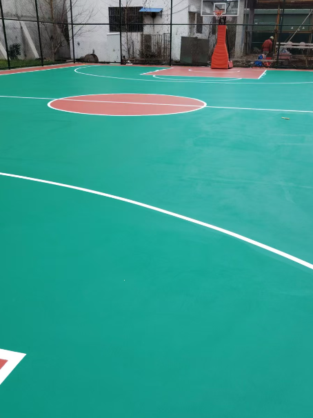 白云 球场长期使用易出现地面开裂